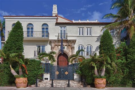 who owns Versace mansion